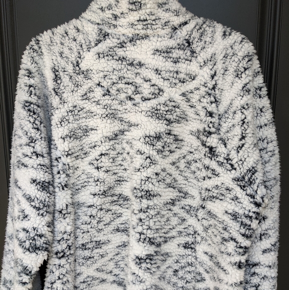Sherpa Pullover - Picture 3 of 5